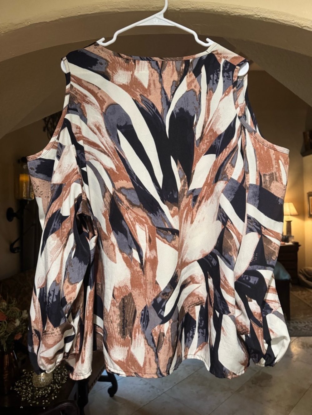 SHEIN Multi-Color Abstract Zip-Front Cold-Shoulder Tank - Picture 3 of 4